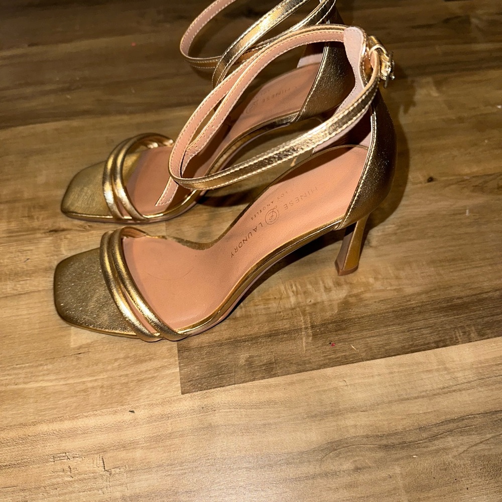 Chinese Laundry scrappy heeled sandals in size 9.